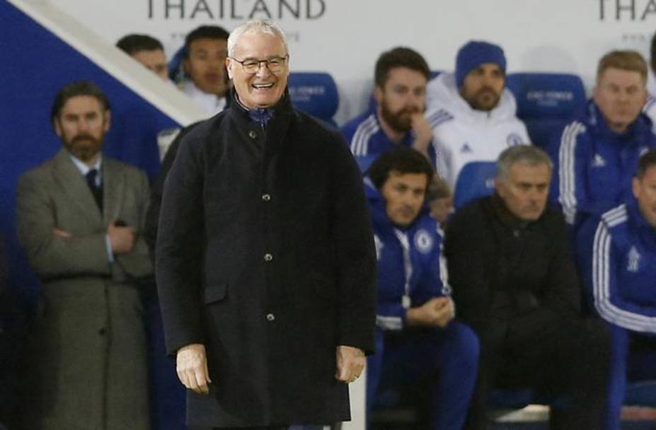 Ranieri ride, alle sue spalle un pensieroso Mourinho: il Leicester batte 2-1 il Chelsea e torna primo in classifica, il portoghese  a un punto dalla zona retrocessione. Reuters